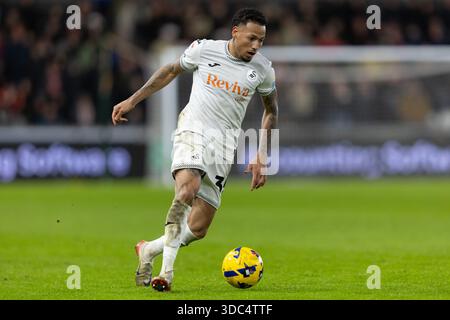 Swansea, Regno Unito. 19 dicembre 2025. Ronald di Swansea City corre con il pallone durante la partita del campionato EFL Skybet, Swansea City contro Wrexham allo Stadio Swansea.com di Swansea, Galles, venerdì 19 dicembre 2025. Questa immagine può essere utilizzata solo per scopi editoriali. Solo per uso editoriale, foto di Kara Thomas/Andrew Orchard/fotografia sportiva Alamy Live news Foto Stock