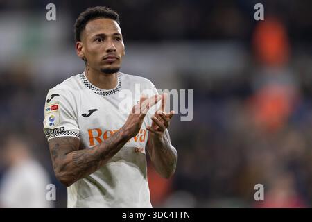 Swansea, Regno Unito. 19 dicembre 2025. Ronald di Swansea City applaude i tifosi durante la partita del campionato EFL Skybet, Swansea City contro Wrexham allo Stadio Swansea.com di Swansea, Galles, venerdì 19 dicembre 2025. Questa immagine può essere utilizzata solo per scopi editoriali. Solo per uso editoriale, foto di Kara Thomas/Andrew Orchard/fotografia sportiva Alamy Live news Foto Stock