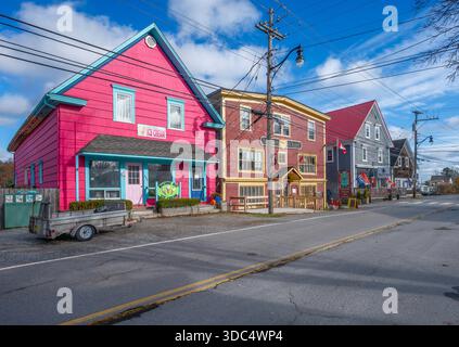 Mahone Bay, nuova Scozia, Canada – 12 novembre 2025: Esterno del Macone Bay Ice Cream Shop e di altre aziende su Main Street Foto Stock