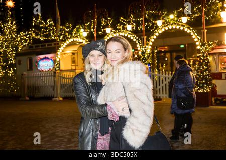 Roncalli Weihnachtscircus, Show und Promis im Tempodrom, Berlin, 19.12.2025 Jeanette Hain und Lisa Maria Potthoff bei der Premiere des 21. Roncalli Weihnachtscircus im Berliner Tempodrom, ore 19.12.2025. Tempodrom di Berlino *** Roncalli WeihnachtsCircus, spettacolo e celebrità al Tempodrom di Berlino, 19 12 2025 Jeanette Hain e Lisa Maria Potthoff alla prima dei 21 Roncalli WeihnachtsCircus originali al Tempodrom di Berlino il 19 12 2025 Tempodrom di Berlino Copyright: XBenxKriemannx Foto Stock