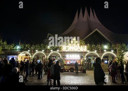 Roncalli Weihnachtscircus, Show und Promis im Tempodrom, Berlin, 19.12.2025 Überblick bei der Premiere des 21. Roncalli Weihnachtscircus im Berliner Tempodrom, ore 19.12.2025. Tempodrom di Berlino *** Roncalli WeihnachtsCircus, spettacolo e celebrità al Tempodrom di Berlino, 19 12 2025 Panoramica alla prima dei 21 Roncalli WeihnachtsCircus originali al Tempodrom di Berlino il 19 12 2025 Tempodrom di Berlino Copyright: XBenxKriemannx Foto Stock