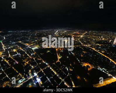 Splendida vista notturna aerea del paesaggio urbano di Aleppo e delle luci urbane. Una vista notturna di Aleppo, Siria, il 19 dicembre 2025, che mostra strade illuminate, dense aree residenziali e le principali rotte di traffico sotto il cielo notturno. Aleppo Siria Copyright: xx Foto Stock