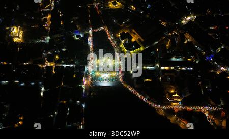 Splendida vista notturna aerea del paesaggio urbano di Aleppo e delle luci urbane. Una vista notturna di Aleppo, Siria, il 19 dicembre 2025, che mostra strade illuminate, dense aree residenziali e le principali rotte di traffico sotto il cielo notturno. Aleppo Siria Copyright: XMohammadxBashirxAldaherx Foto Stock