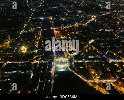 Una vista notturna di Aleppo, Siria, il 19 dicembre 2025, che mostra strade illuminate, dense aree residenziali e le principali rotte di traffico sotto il cielo notturno. Foto Stock