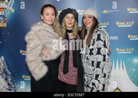 Berlino, 19.12.2025 Lisa Maria Potthoff, Jeanette Hain e Simone Thomalla bei der Premiere des 21. Roncalli Weihnachtscircus im Tempodrom originale a Berlino foto: Matthias Gränzdörfer Foto Stock