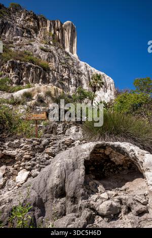 Hierve el Agua è un insieme di formazioni rocciose in travertino naturale a San Lorenzo Albarradas, Oaxaca, Messico, che assomigliano a cascate d'acqua. Foto Stock