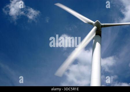 Vista ravvicinata delle pale rotanti delle turbine eoliche contro il cielo blu, installazione di energia eolica vicino a Rymanów, Polonia. Foto Stock