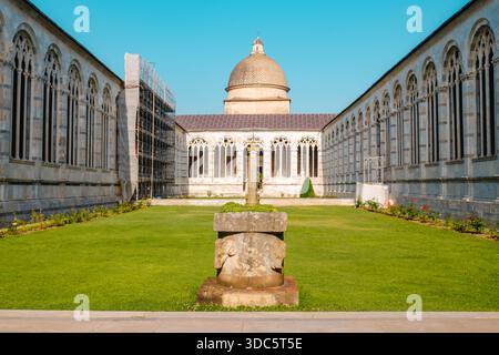 Pisa, Italia - 26 giugno 2025: Una vista simmetrica del cortile interno del Camposanto Monumentale, con un prato verde, pareti in marmo arroccato e il Foto Stock