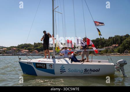 I giudici della barca del comitato di gara monitorano la regata del campionato nazionale Optimist e ILCA 6 sul Danubio vicino a Golubac, in Serbia. Foto Stock
