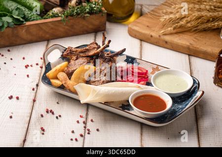 Shashlik di carne di agnello grigliata con salse Foto Stock