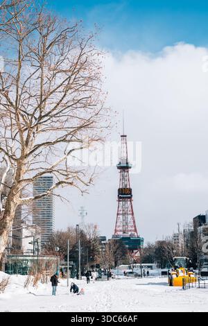 Sapporo, Hokkaido, Giappone - 16 febbraio 2024: Scena invernale sulla neve del Parco odori e Torre della televisione di Sapporo Foto Stock