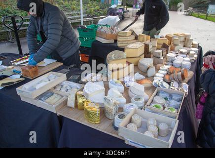 Chiosco di formaggi al mercato invernale, Bandstand Terrace, giardini del museo Horniman, Forest Hill, sud di Londra, Inghilterra, Regno Unito dicembre 2025 Foto Stock