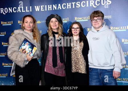Lisa Maria Potthoff e Jeanette Hain mit Tochter Malou Hain und Gast bei der Premiere des 21. Roncalli Weihnachtscircus originale 2025 im Tempodrom. Berlino, 19.12.2025 *** Lisa Maria Potthoff e Jeanette Hain con la figlia Malou Hain e ospite alla prima del 21 Roncalli Weihnachtscircus originale 2025 al Tempodrom Berlin, 19 12 2025 foto:Xn.xKubelkax/xFuturexImagex roncalli 5274 Foto Stock