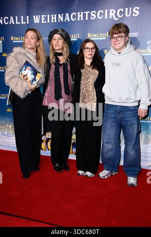 Lisa Maria Potthoff e Jeanette Hain mit Tochter Malou Hain und Gast bei der Premiere des 21. Roncalli Weihnachtscircus originale 2025 im Tempodrom. Berlino, 19.12.2025 *** Lisa Maria Potthoff e Jeanette Hain con la figlia Malou Hain e ospite alla prima del 21 Roncalli Weihnachtscircus originale 2025 al Tempodrom Berlin, 19 12 2025 foto:Xn.xKubelkax/xFuturexImagex roncalli 5273 Foto Stock