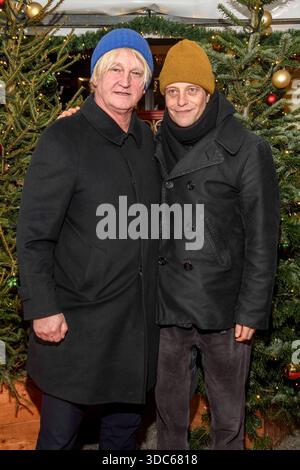 abb: August Diehl, Detlev Buck Schauspieler Pudelmuetze zu gast bei der Premiere des 21. Roncalli Weihnachtscircus im Tempodrom Berlin, AM 19.12.2025 a Berlin Berlin Berlin Deutschland *** abb August Diehl, Detlev Buck attore Pudelmuetze alla prima del 21 Roncalli WeihnachtsCircus al Tempodrom Berlin, il 19 12 2025 a Berlino Berlino Germania Foto Stock