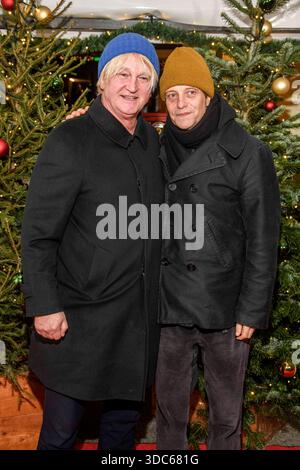 abb: August Diehl, Detlev Buck Schauspieler Pudelmuetze zu gast bei der Premiere des 21. Roncalli Weihnachtscircus im Tempodrom Berlin, AM 19.12.2025 a Berlin Berlin Berlin Deutschland *** abb August Diehl, Detlev Buck attore Pudelmuetze alla prima del 21 Roncalli WeihnachtsCircus al Tempodrom Berlin, il 19 12 2025 a Berlino Berlino Germania Foto Stock