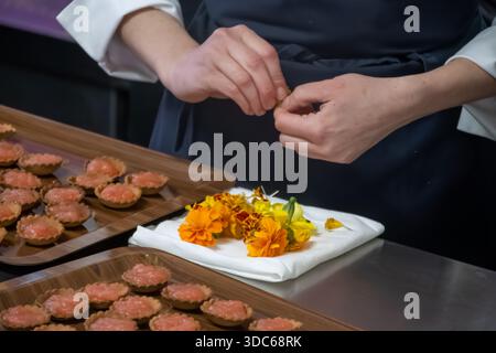 Evento speciale di degustazione per i visitatori, abbinamento di cibo con un bicchiere di champagne, deliziosi piatti preparati da rinomati cuochi a cibo invernale e. Foto Stock