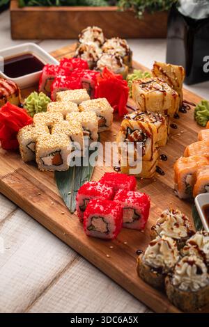 Ampia scelta di sushi roll assortiti Foto Stock