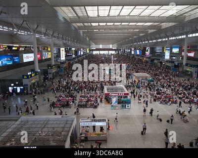 Shanghai-Shanghai-Cina-15 agosto 2018, una folta folla di viaggiatori riempie l'imponente sala d'attesa della stazione ferroviaria Wuxi East (Wuxi Dong Zhan), Jiangsu Foto Stock