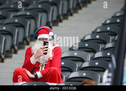 Newcastle upon Tyne, Regno Unito. 20 dicembre 2025. Tifosi durante la partita Newcastle United vs Chelsea Premier League al St. James' Park, Newcastle upon Tyne. Il credito per immagini dovrebbe essere: Nigel Roddis/Sportimage Credit: Sportimage Ltd/Alamy Live News Foto Stock