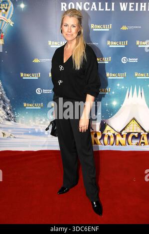 Nadine Krüger bei der Premiere des 21. Roncalli Weihnachtscircus originale 2025 im Tempodrom. Berlino, 19.12.2025 *** Nadine Krüger alla prima del 21 Roncalli Weihnachtscircus originale 2025 al Tempodrom Berlin, 19 12 2025 foto:xAgenturxWehnertx/xGränzdörferx/xFuturexImagex roncalli 5408 Foto Stock