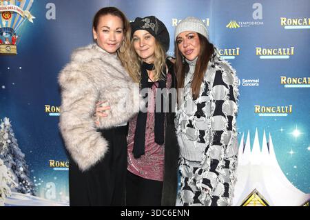 Lisa Maria Potthoff, Jeanette Hain e Simone Thomalla bei der Premiere des 21. Roncalli Weihnachtscircus originale 2025 im Tempodrom. Berlino, 19.12.2025 *** Lisa Maria Potthoff, Jeanette Hain e Simone Thomalla alla prima del 21 Roncalli Weihnachtscircus originale 2025 al Tempodrom Berlin, 19 12 2025 foto:xAgenturxWehnertx/xGränzdörferx/xFuturexImagex roncalli 5406 Foto Stock