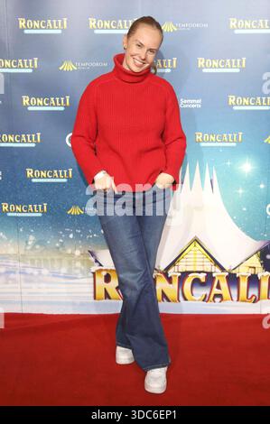Clara Lösel bei der Premiere des 21. Roncalli Weihnachtscircus originale 2025 im Tempodrom. Berlino, 19.12.2025 *** Clara Lösel alla prima del 21 Roncalli Weihnachtscircus originale 2025 al Tempodrom Berlin, 19 12 2025 foto:xAgenturxWehnertx/xGränzdörferx/xFuturexImagex roncalli 5429 Foto Stock