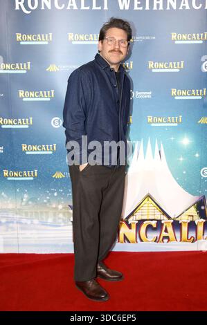 Hanno Koffler bei der Premiere des 21. Roncalli Weihnachtscircus originale 2025 im Tempodrom. Berlino, 19.12.2025 *** hanno Koffler alla prima del 21 Roncalli Weihnachtscircus originale 2025 al Tempodrom Berlin, 19 12 2025 foto:xAgenturxWehnertx/xGränzdörferx/xFuturexImagex roncalli 5426 Foto Stock
