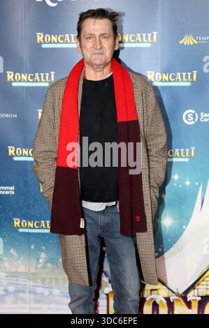 Ingo Naujoks bei der Premiere des 21. Roncalli Weihnachtscircus originale 2025 im Tempodrom. Berlino, 19.12.2025 *** Ingo Naujoks alla prima del 21 Roncalli Weihnachtscircus originale 2025 al Tempodrom Berlin, 19 12 2025 foto:xAgenturxWehnertx/xGränzdörferx/xFuturexImagex roncalli 5424 Foto Stock