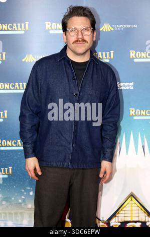 Hanno Koffler bei der Premiere des 21. Roncalli Weihnachtscircus originale 2025 im Tempodrom. Berlino, 19.12.2025 *** hanno Koffler alla prima del 21 Roncalli Weihnachtscircus originale 2025 al Tempodrom Berlin, 19 12 2025 foto:xAgenturxWehnertx/xGränzdörferx/xFuturexImagex roncalli 5428 Foto Stock