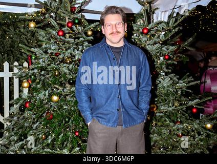 19.12.2025, xlakx, Entertainment, Roncalli Weihnachtscircus v.l. hanno Koffler zu Gast bei der Jubilaeums Vorstellung bei der Premiere des 21.Original Roncalli Weihnachtscircus im Tempodrom Berlin **** 19 12 2025, xlakx, Entertainment, Roncalli Weihnachtscircus V l anno Koffler come ospite alla prima rappresentazione originale del circo di Berlino al Lakm Berlino Laki WeihnachnachnachtsCircus a Berlino originale al Laki di Berlino Laki Lakm a Berlino Foto Stock