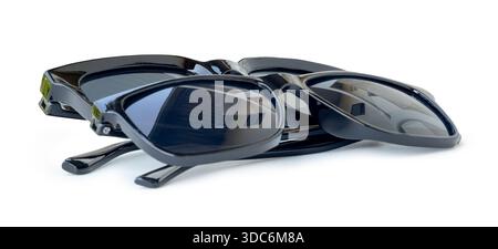 Due paia di occhiali da sole neri in pila sono isolati su sfondo bianco con percorso di ritaglio. Foto Stock