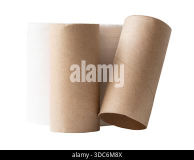Il rotolo di carta o il rotolo di carta igienica con nucleo o provette di carta velina nella pila è isolato su sfondo bianco con percorso di ritaglio. Foto Stock