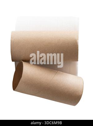 Il rotolo di carta o il rotolo di carta igienica con nucleo o provette di carta velina nella pila è isolato su sfondo bianco con percorso di ritaglio. Foto Stock