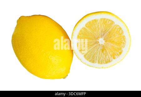 La vista frontale del limone giallo maturo con metà o fetta a forma circolare nella pila è isolata su sfondo bianco con percorso di ritaglio. Foto Stock
