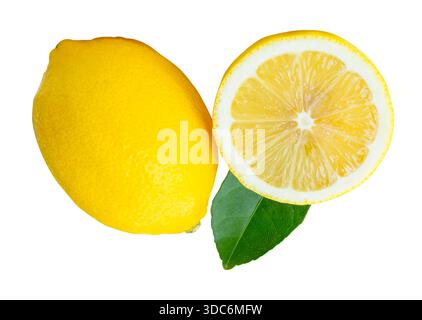 La vista frontale del limone giallo maturo con metà o fetta a forma circolare e la foglia verde nella pila è isolata su sfondo bianco con percorso di ritaglio. Foto Stock