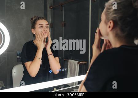 Content Creator presenta una crema di pelle rilassante per la sera con una schiuma delicata Foto Stock