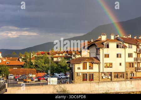 Bansko, Bulgaria - 2 agosto 2025: Panorama estivo della città bulgara in tutte le stagioni con e arcobaleno Foto Stock