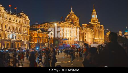 L'iconico lungomare di Shanghai con grandi strutture e un'atmosfera notturna frenetica Foto Stock