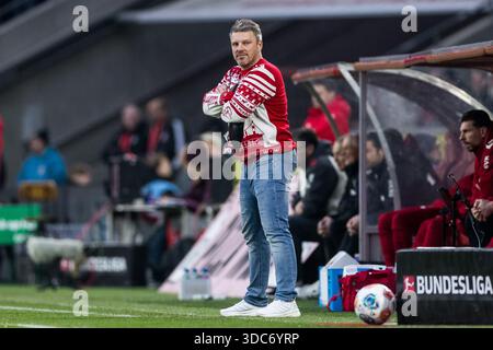 KOELN, GERMANIA - 20 DICEMBRE: Lukas Kwasniok (capo allenatore 1. FC Koeln) durante la partita di Bundesliga tra 1. FC Koeln vs. 1. FC Union Berlin al RheinEnergie-Stadion il giorno 15 della partita 1. Bundesliga il 20 dicembre 2025 a Koeln, Germania. LE NORMATIVE DFL VIETANO QUALSIASI UTILIZZO DI FOTOGRAFIE COME SEQUENZE DI IMMAGINI E/O QUASI-VIDEO. Crediti: BEAUTIFUL SPORTS Pressefotoagentur/Alamy Live News Foto Stock