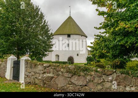 Nylars, Danimarca - 16 settembre 2025: Veduta della chiesa rotonda di Nylars del XII secolo sull'isola danese di Bornholm Foto Stock