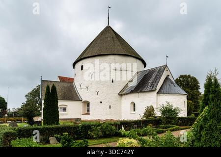 Nylars, Danimarca - 16 settembre 2025: Veduta della chiesa rotonda di Nylars del XII secolo sull'isola danese di Bornholm Foto Stock