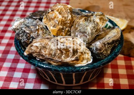 Ostriche di oleron fresche sul mercato francese settimanale, cibo di strada, porzioni di ostriche in ciotola, pesce, Francia Foto Stock