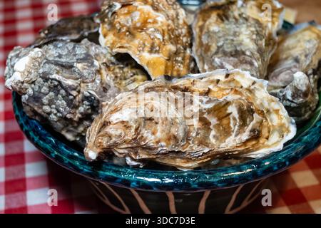Ostriche di oleron fresche sul mercato francese settimanale, cibo di strada, porzioni di ostriche in ciotola, pesce, Francia Foto Stock