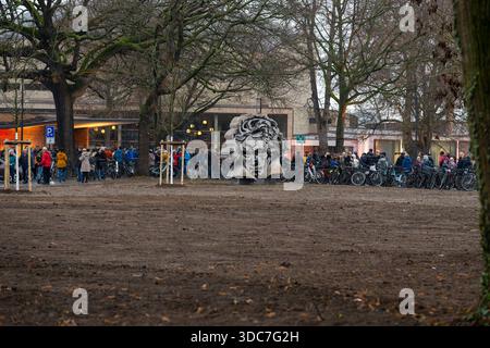 Tag der offenen Tür in der Beethovenhalle Bonn AM 20. Dicembre 2025. Ein Riesenandrang herrschte vor und in der Beethovenhalle zu Bonn anlässlich des Tages der offenen Tür. Bonn Nordrhein-Westfalen Deutschland *** Open Day presso la Beethovenhalle Bonn il 20 dicembre 2025 c'era una folla enorme all'esterno e all'interno della Beethovenhalle di Bonn in occasione dell'Open Day Bonn Nord Renania-Vestfalia Germania Foto Stock