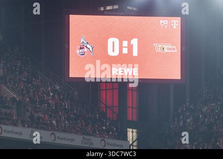 KOELN, GERMANIA - 20 DICEMBRE: Punteggio finale 0:1 dopo la partita di Bundesliga tra 1. FC Koeln vs. 1. FC Union Berlin al RheinEnergie-Stadion il giorno 15 della partita 1. Bundesliga il 20 dicembre 2025 a Koeln, Germania. LE NORMATIVE DFL VIETANO QUALSIASI UTILIZZO DI FOTOGRAFIE COME SEQUENZE DI IMMAGINI E/O QUASI-VIDEO. Crediti: BEAUTIFUL SPORTS Pressefotoagentur/Alamy Live News Foto Stock