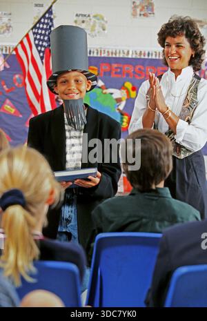 Uno studente afroamericano vestito da Abraham Lincoln riceve un discorso di Gettysburg ai suoi compagni di studi Foto Stock