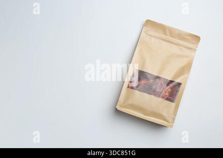 Custodia in piedi con peperoncino essiccato su sfondo chiaro, vista dall'alto. Spazio per il testo Foto Stock