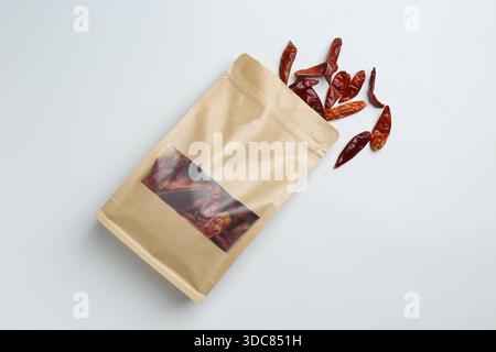 Custodia in piedi con peperoncino essiccato su sfondo chiaro, vista dall'alto Foto Stock