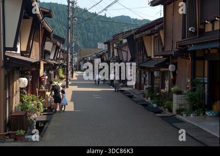Tradizionali case residenziali giapponesi che costeggiano una strada di quartiere nel quartiere Honmachi di Gujo-Hachiman nella prefettura di Gifu, in Giappone. Foto Stock